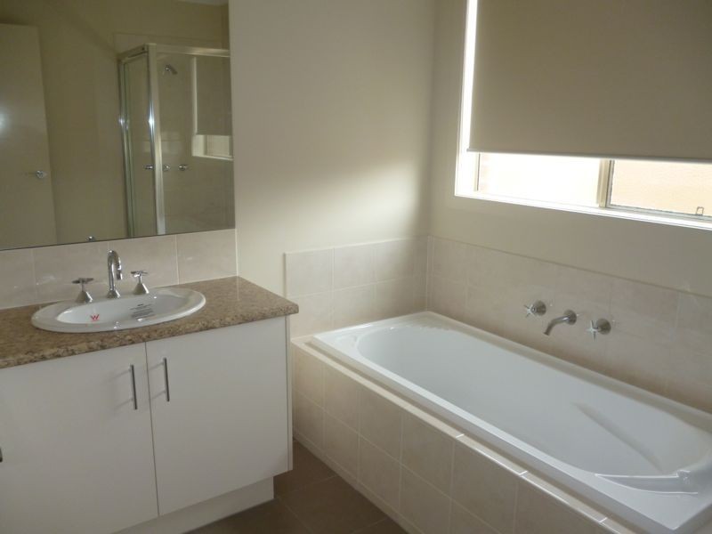 17 Rock Daisy Drive, Cranbourne West VIC 3977