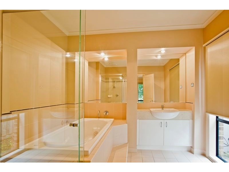 31 Waterside Drive, Cranbourne East VIC 3977