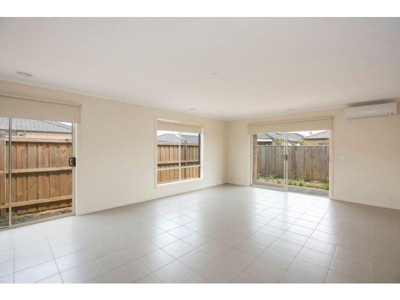 17 Rock Daisy Drive, Cranbourne West VIC 3977