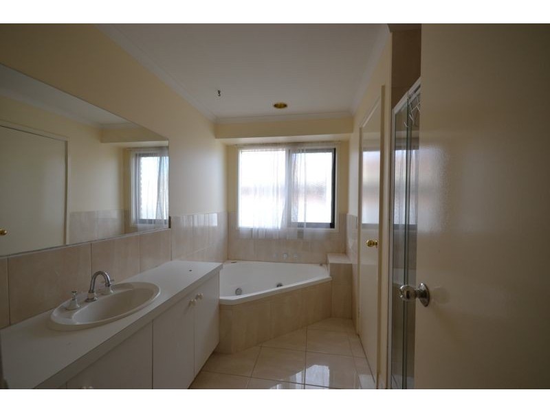 33 Fleetwood Drive, Narre Warren VIC 3805