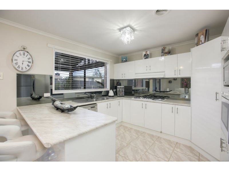 10 Fiander Close, Cranbourne East VIC 3977