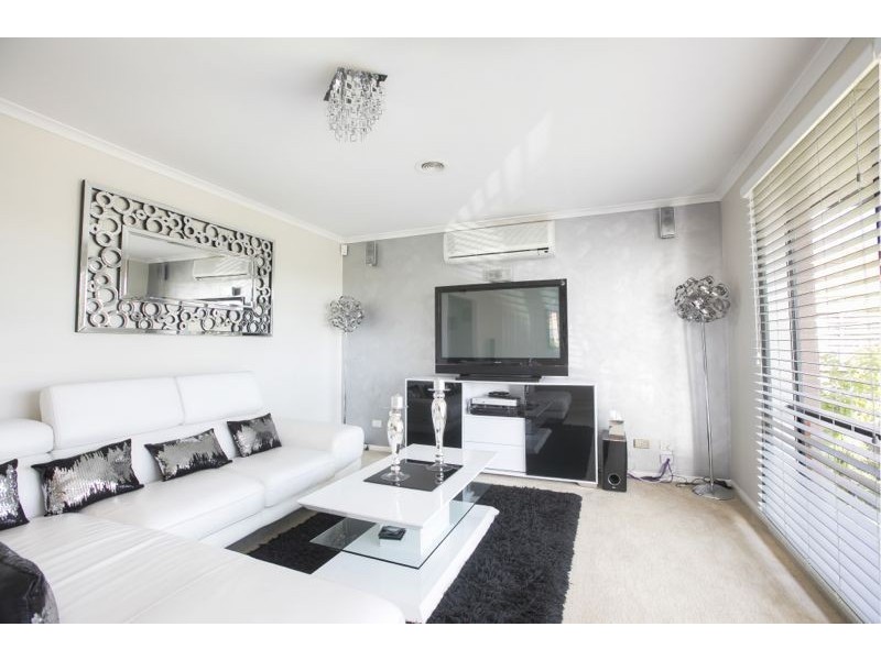 10 Fiander Close, Cranbourne East VIC 3977