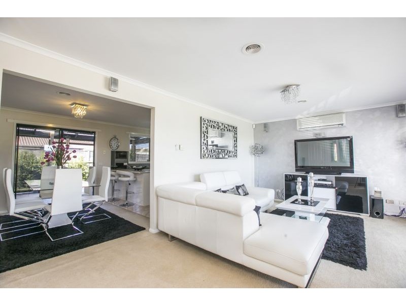 10 Fiander Close, Cranbourne East VIC 3977