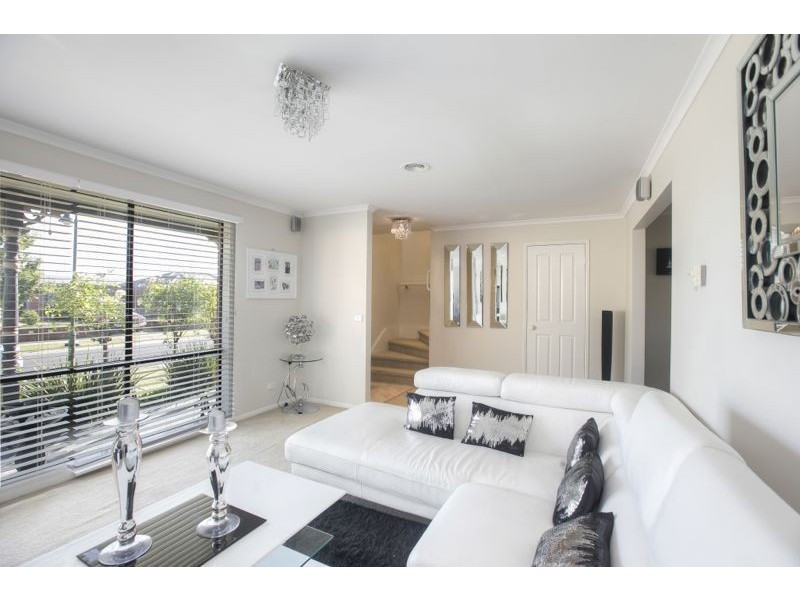 10 Fiander Close, Cranbourne East VIC 3977