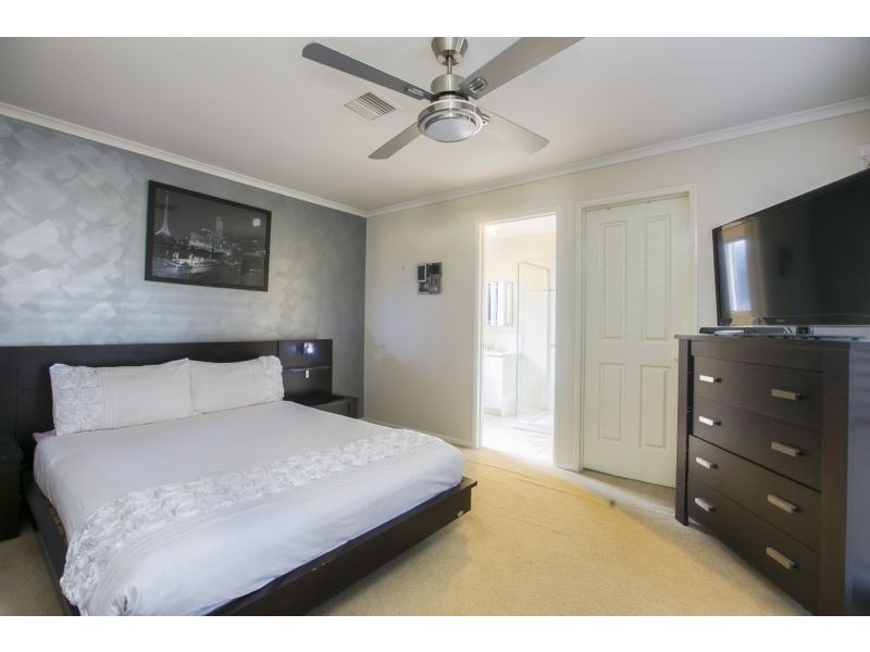 10 Fiander Close, Cranbourne East VIC 3977