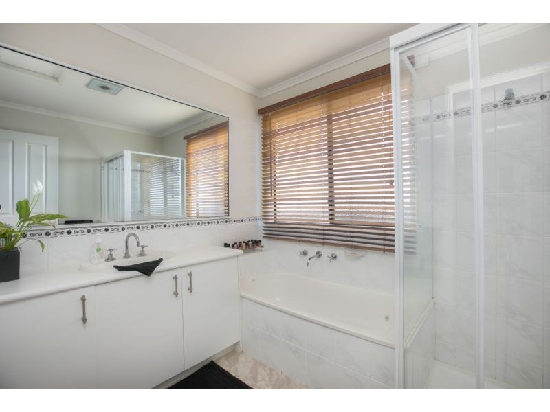 10 Fiander Close, Cranbourne East VIC 3977