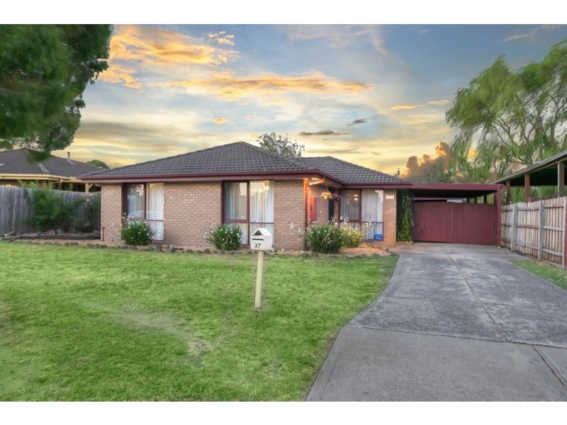 37 Gipps Crescent, Cranbourne North VIC 3977