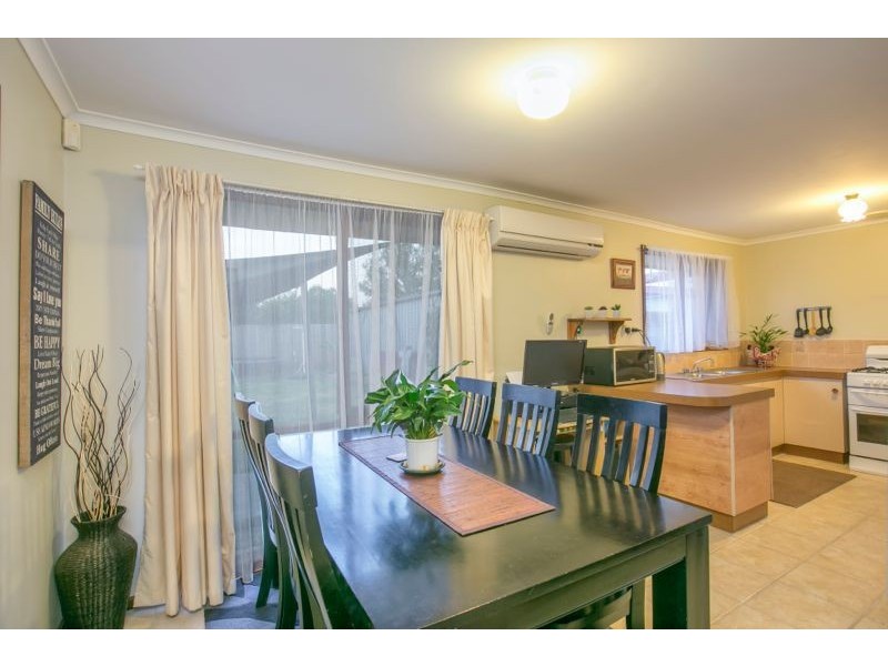 37 Gipps Crescent, Cranbourne North VIC 3977