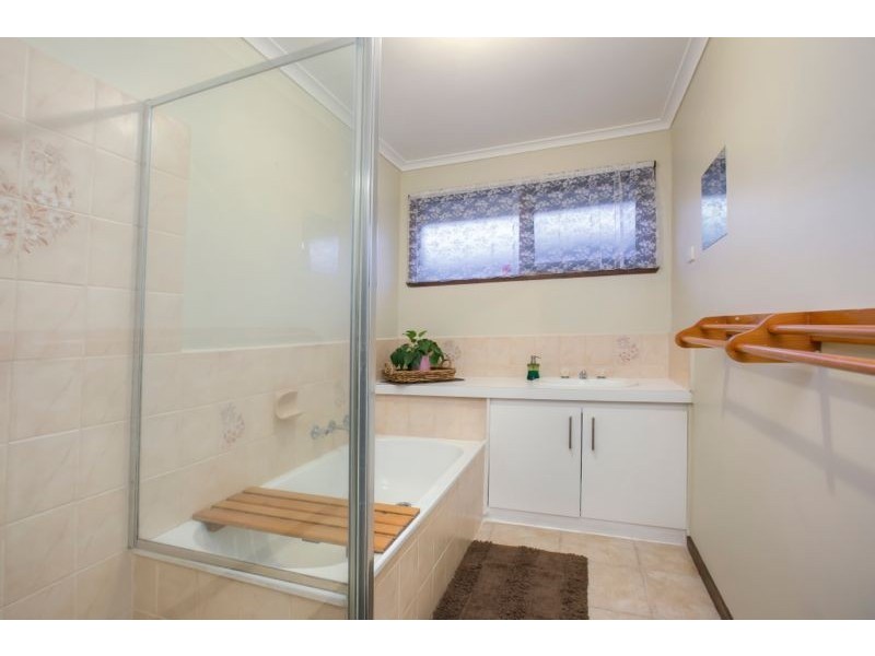 37 Gipps Crescent, Cranbourne North VIC 3977