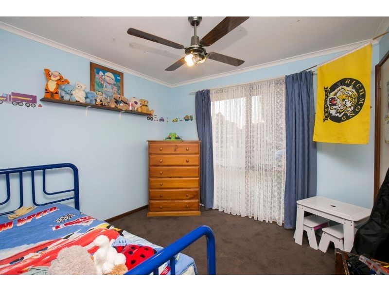 37 Gipps Crescent, Cranbourne North VIC 3977