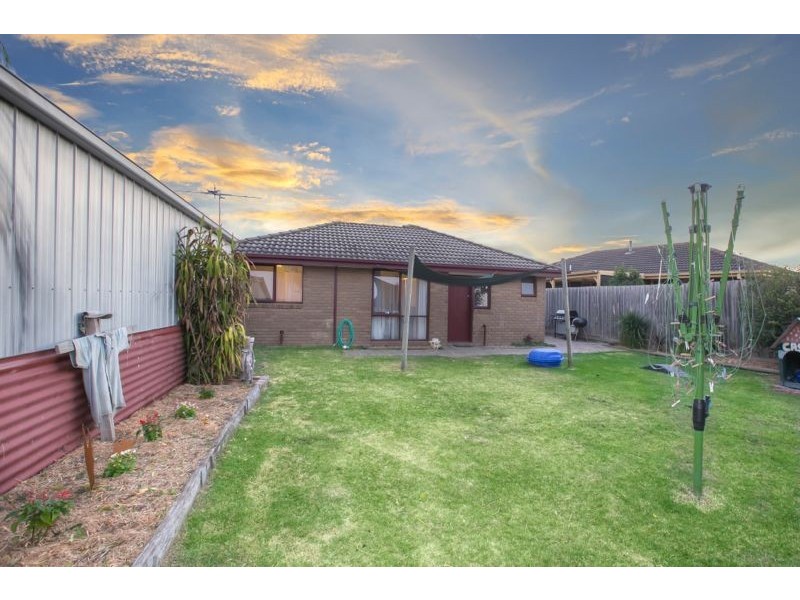 37 Gipps Crescent, Cranbourne North VIC 3977