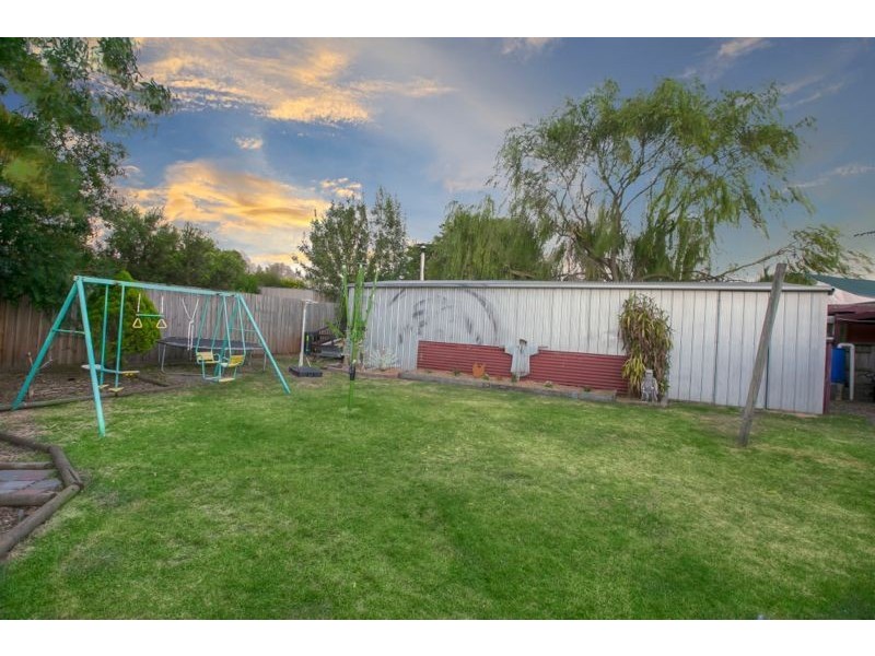 37 Gipps Crescent, Cranbourne North VIC 3977