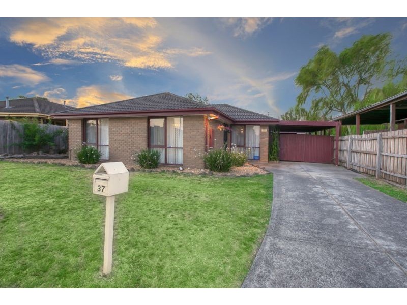 37 Gipps Crescent, Cranbourne North VIC 3977