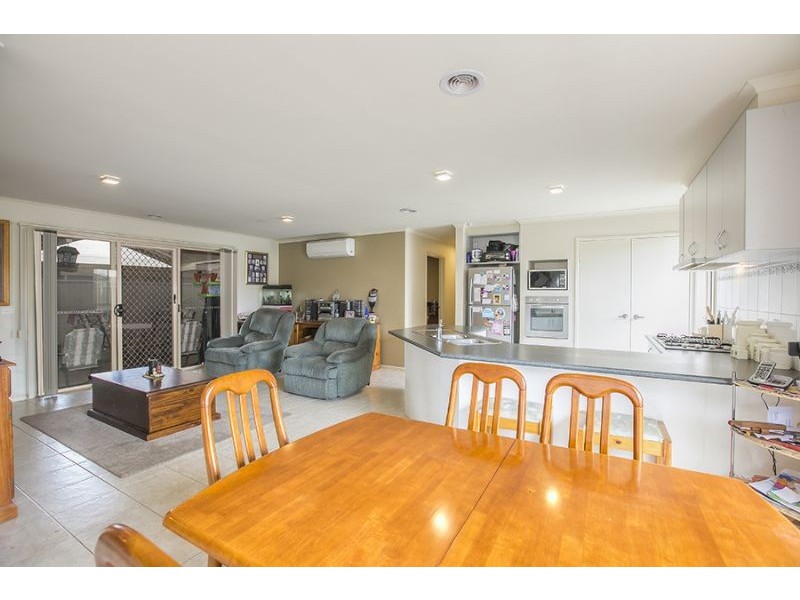14 Mossman Drive, Cranbourne East VIC 3977