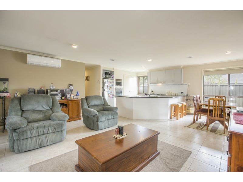 14 Mossman Drive, Cranbourne East VIC 3977