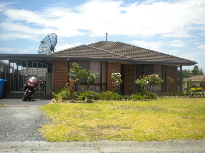 19 Broome Crescent, Cranbourne North VIC 3977