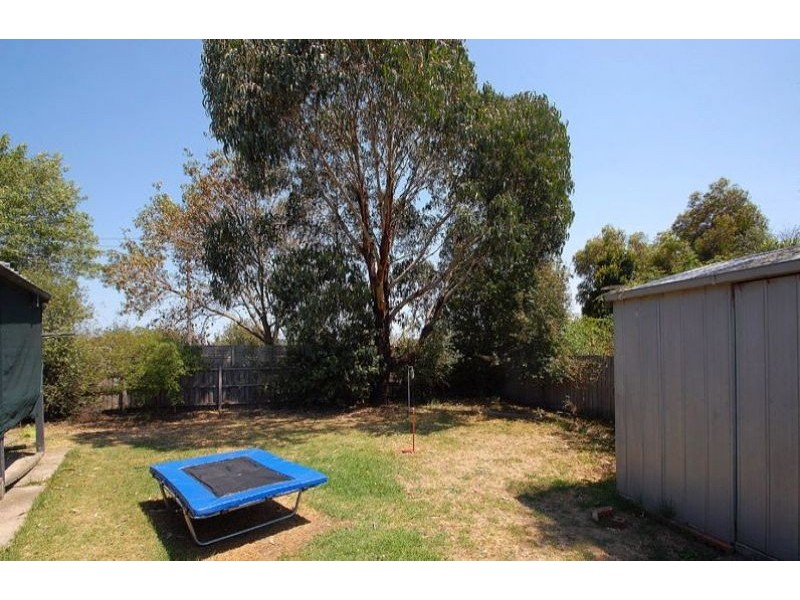 17 Caroline Crescent, Cranbourne West VIC 3977