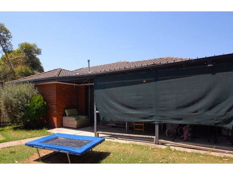 17 Caroline Crescent, Cranbourne West VIC 3977