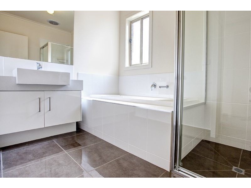 11 Hemingway Grove, Cranbourne West VIC 3977