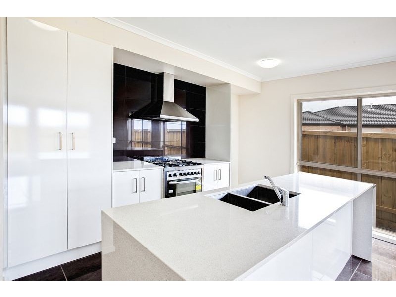 11 Hemingway Grove, Cranbourne West VIC 3977