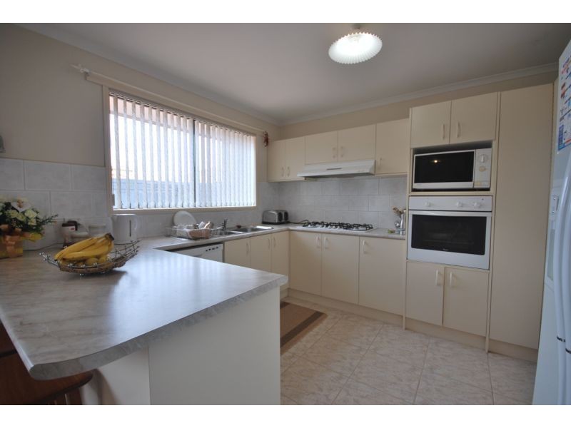 2 Kells Close, Cranbourne East VIC 3977