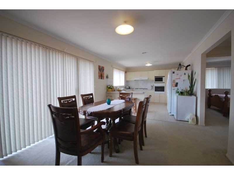 2 Kells Close, Cranbourne East VIC 3977