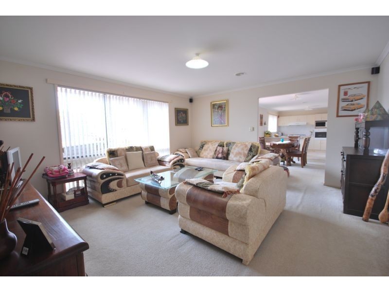 2 Kells Close, Cranbourne East VIC 3977