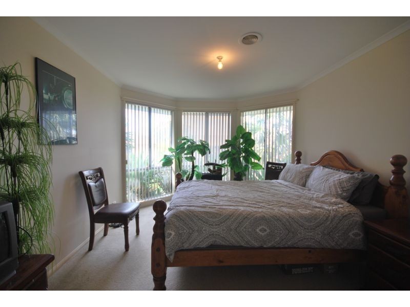 2 Kells Close, Cranbourne East VIC 3977