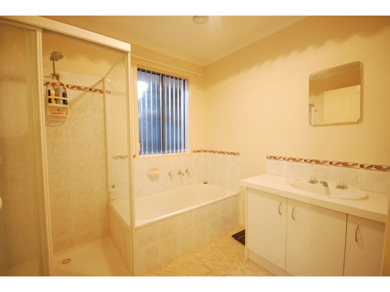2 Kells Close, Cranbourne East VIC 3977