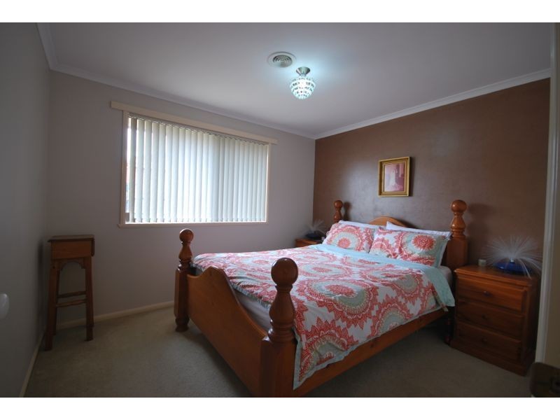 2 Kells Close, Cranbourne East VIC 3977