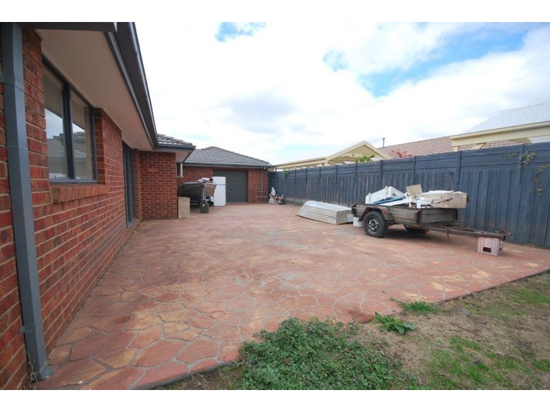 2 Kells Close, Cranbourne East VIC 3977