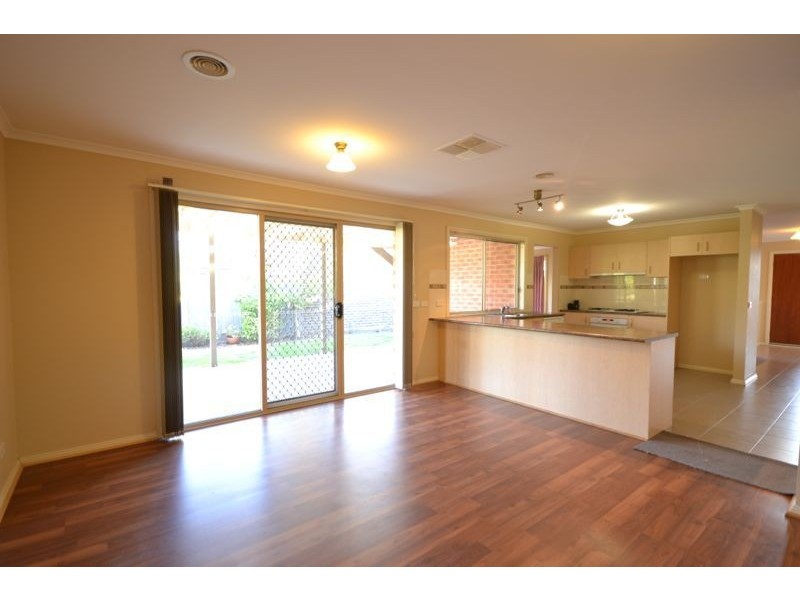 6 Fiscus Court, Cranbourne VIC 3977