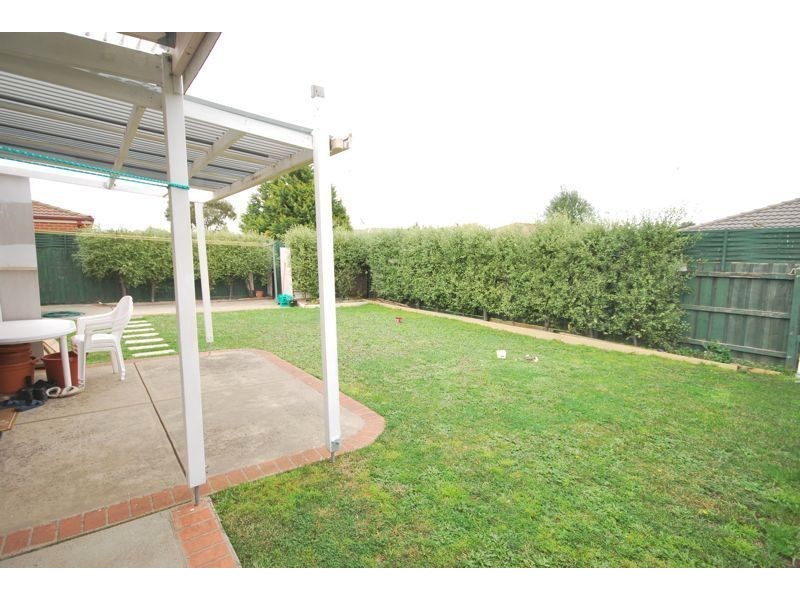 13 Daphne Way, Cranbourne North VIC 3977