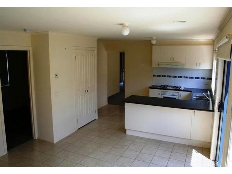 10 Sir Thomas Drive, Pakenham VIC 3810