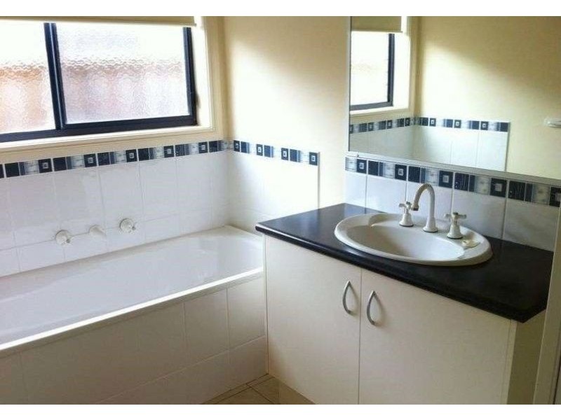 10 Sir Thomas Drive, Pakenham VIC 3810