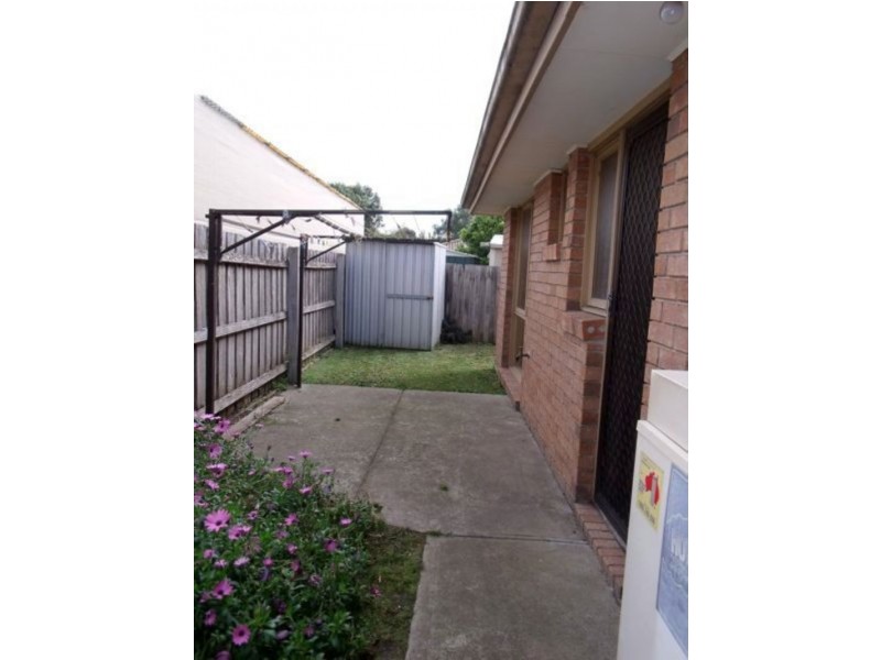 2/1 Plaistow Court, Cranbourne North VIC 3977