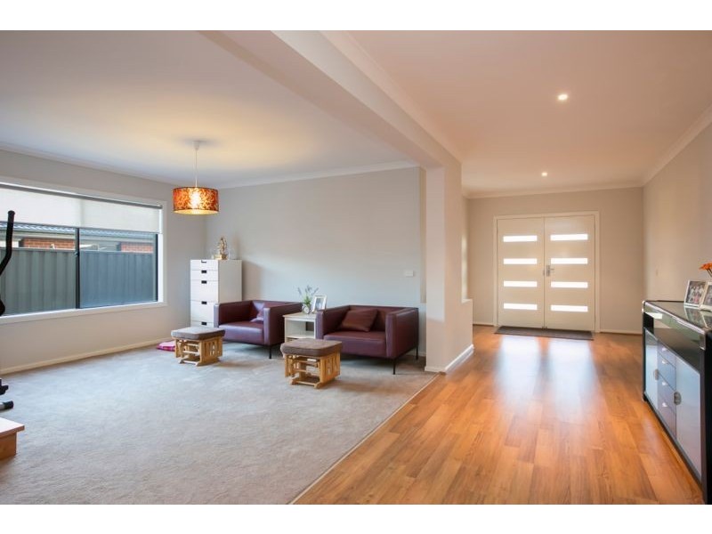 18 Ardent Crescent, Cranbourne East VIC 3977