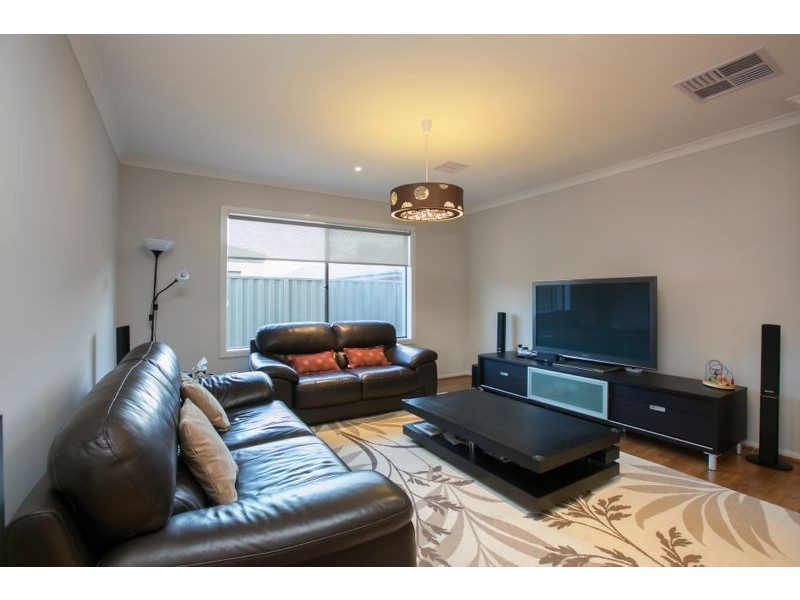 18 Ardent Crescent, Cranbourne East VIC 3977