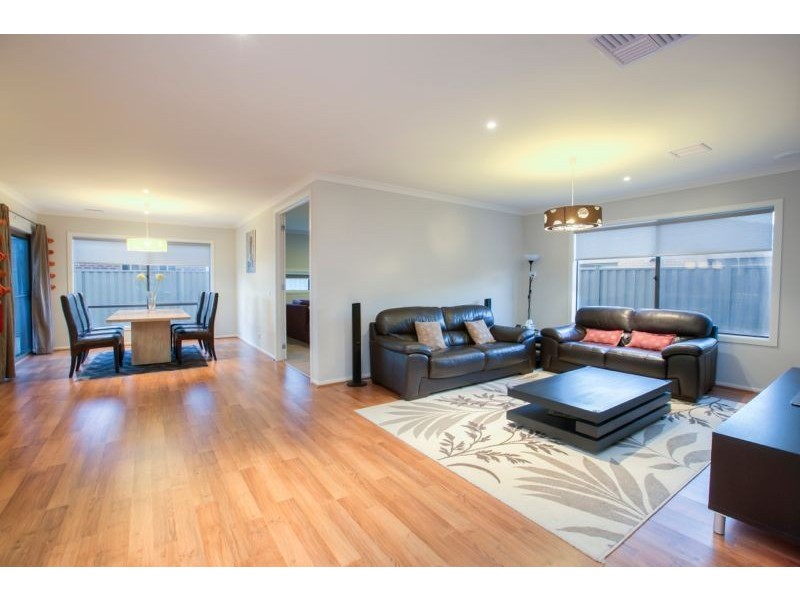 18 Ardent Crescent, Cranbourne East VIC 3977