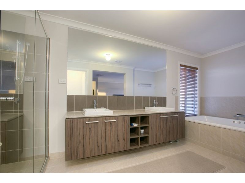 18 Ardent Crescent, Cranbourne East VIC 3977