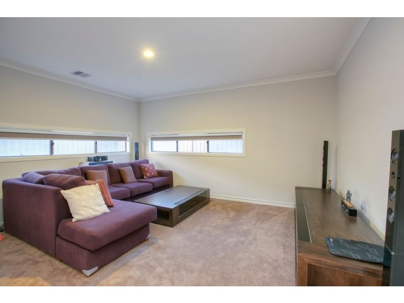 18 Ardent Crescent, Cranbourne East VIC 3977