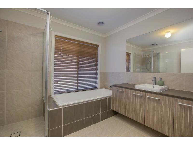 18 Ardent Crescent, Cranbourne East VIC 3977