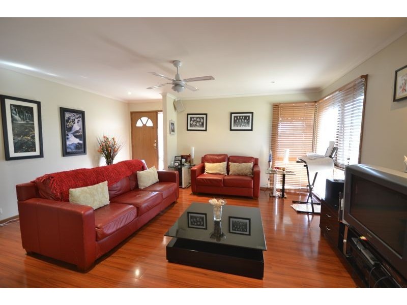 1/42 Toirram Crescent, Cranbourne VIC 3977