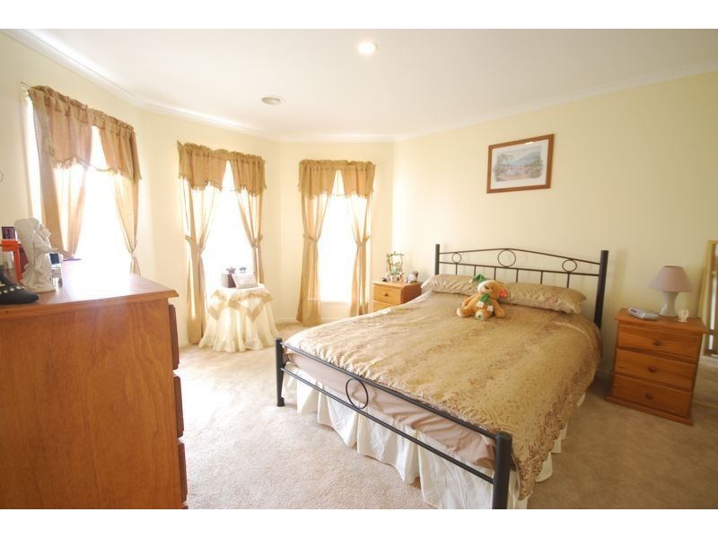 11 Foxwood Drive, Cranbourne East VIC 3977