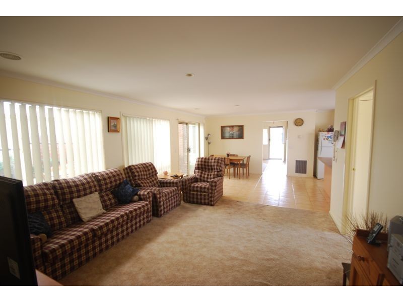 11 Foxwood Drive, Cranbourne East VIC 3977