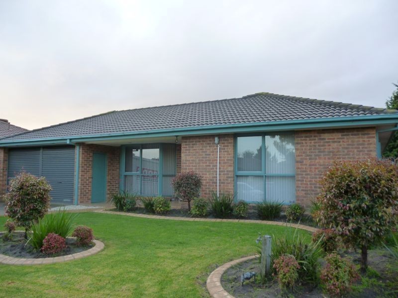 11 Frances Crescent, Cranbourne North VIC 3977