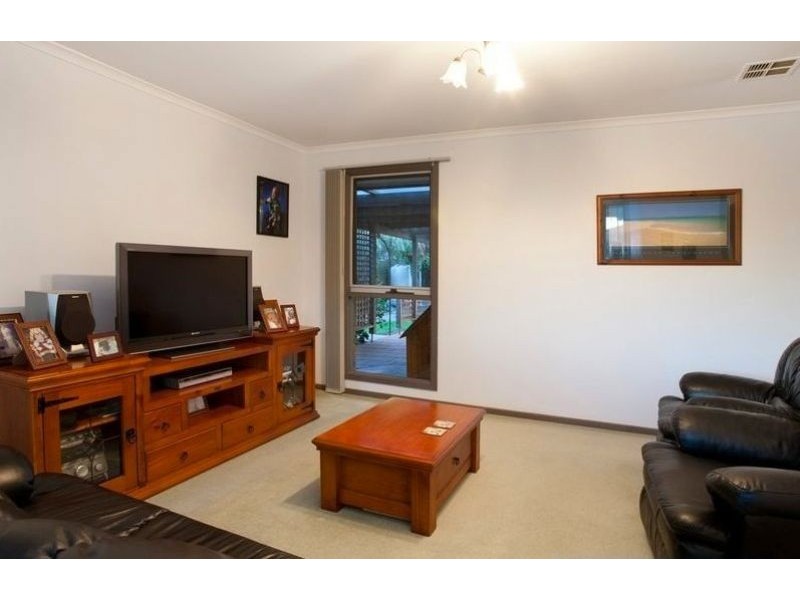 11 Frances Crescent, Cranbourne North VIC 3977