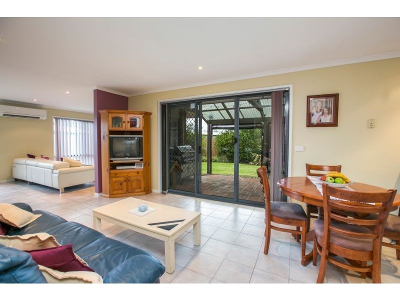 126 Courtenay Avenue, Cranbourne North VIC 3977