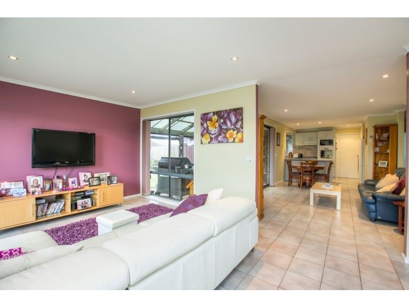 126 Courtenay Avenue, Cranbourne North VIC 3977