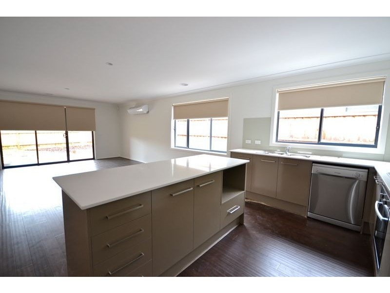 6 Hill Farm Drive, Cranbourne East VIC 3977